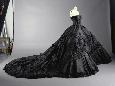 How about this stunning black wedding dress from Sangmaestro